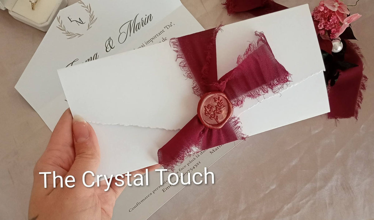 Invitație de nuntă elegantă cu sigiliu și panglică bordo