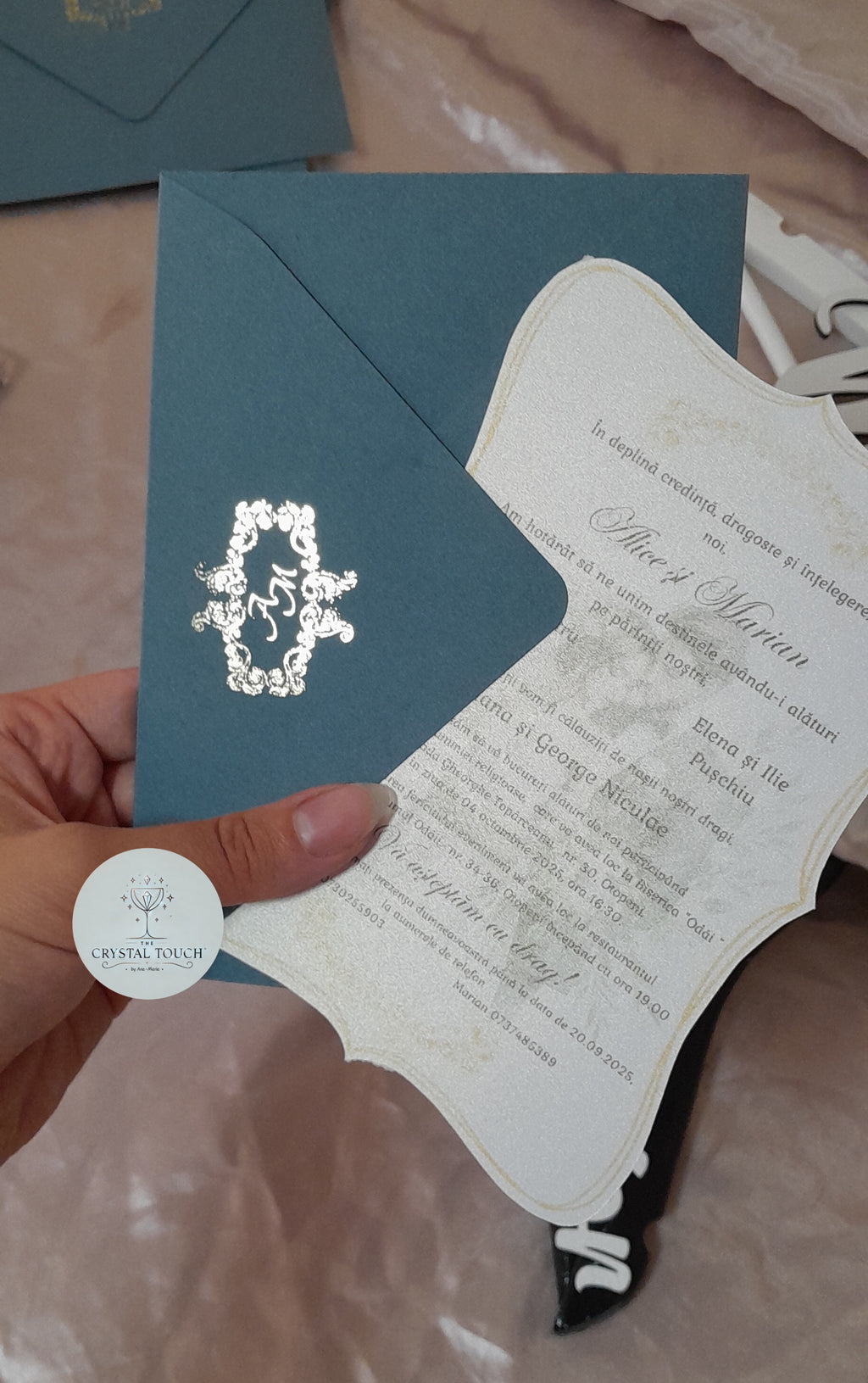 Invitație pentru nunta cu detalii aurii și design elegant