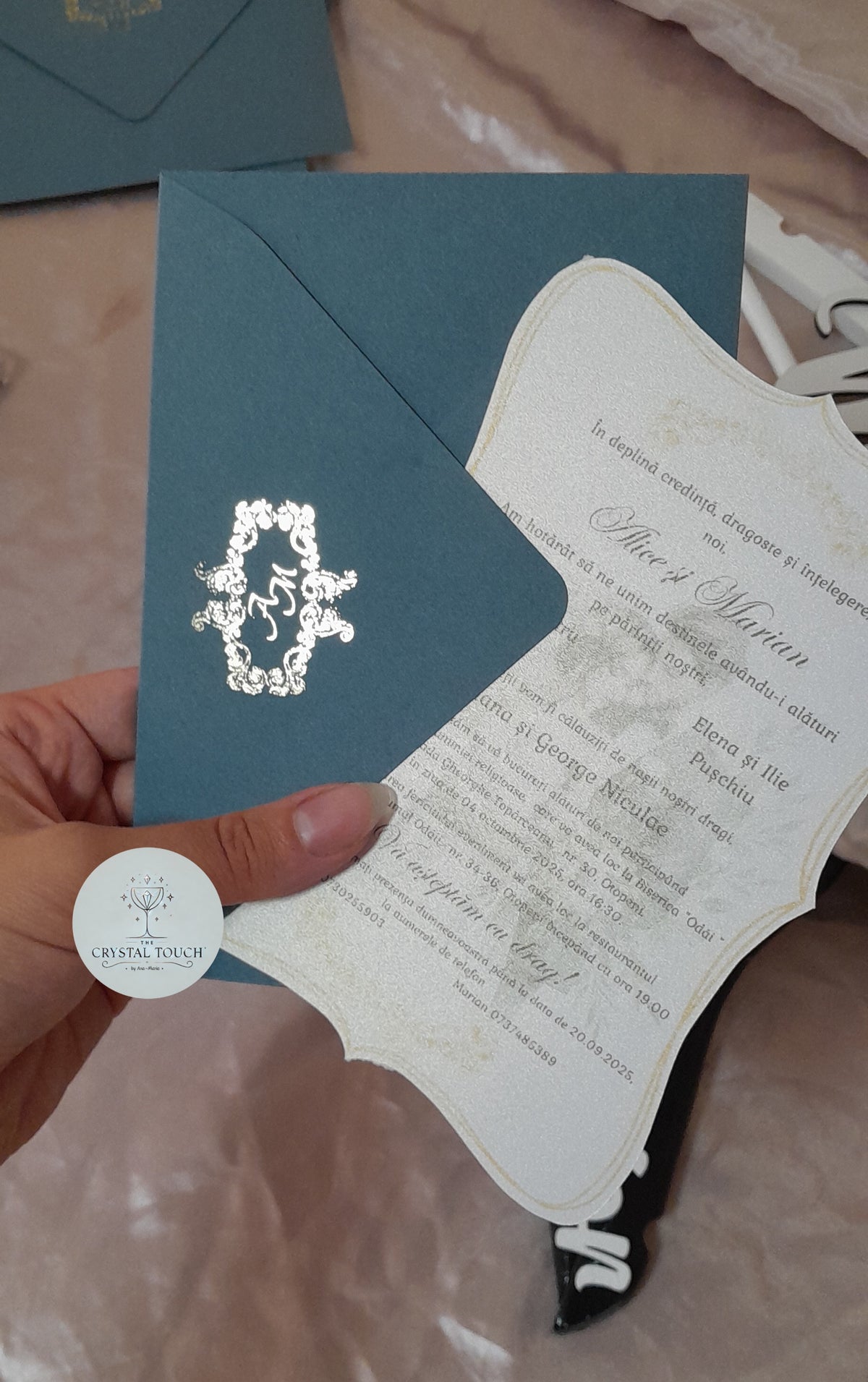 Invitație pentru nunta cu detalii aurii și design elegant